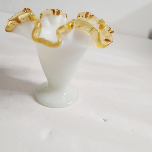 Vintage MCM Fenton Milk Glass Amber Gold Crest Ruffled Pedestal Vase - Picture 5 of 13